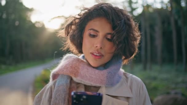 Elegante Menina Texting Smartphone Ensolarado Parque Verde Close Mulher Sorridente — Vídeo de Stock