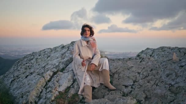 Дівчина Сидить Гірських Скелях Сутінках Елегантний Мандрівник Шикарному Пальто Розглядає — стокове відео