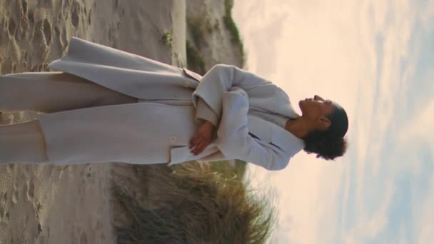 Mujer Solitaria Admirando Las Dunas Playa Verticales Pelo Negro Enfría — Vídeos de Stock