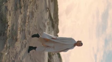 Kız gezgin haftasonu kumullarına dikey olarak gidiyor. Huzurlu kadın doğaya bakan kameraya hayran. Ciddi bir Afro-Amerikan mankeni dışarıda tek başına vakit geçiriyor. Sakin kadın yalnızlığın tadını çıkar.