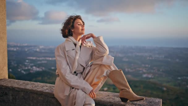 Lady Posing Historical Urban Backdrop Windy Evening Stylish Woman Traveler — Stock Video