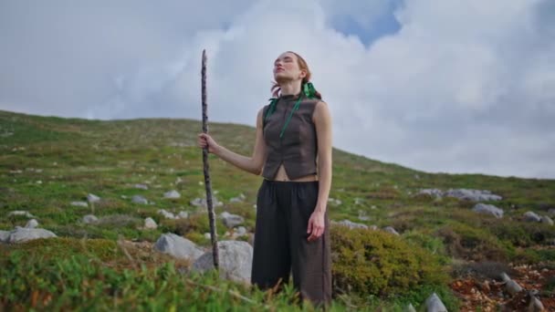 Dromende Vrouw Staat Heuvel Outdoor Reis Fashion Model Poseren Met — Stockvideo
