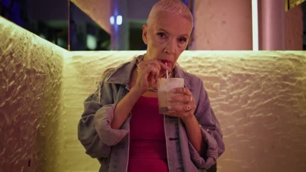 Mujer Mayor Bebiendo Cóctel Posando Primer Plano Cool Elegante Club — Vídeos de Stock
