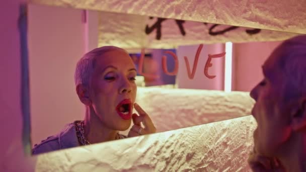 Odbicie Kobiety Dotykające Ust Neonowym Zbliżeniu Łazienki Słowo Miłość Lustrze — Wideo stockowe