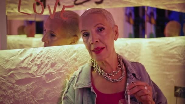 Smiling Senior Disfrutando Bar Chill Noche Fin Semana Retrato Elegante — Vídeos de Stock