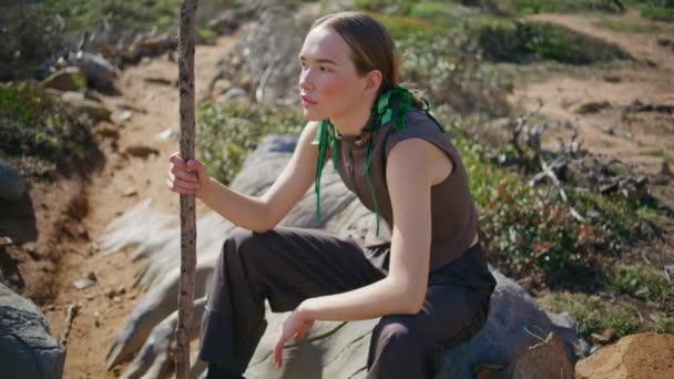 Турист Сидить Літніх Скелях Сонячний День Вдумлива Жінка Відпочиває Зеленій — стокове відео