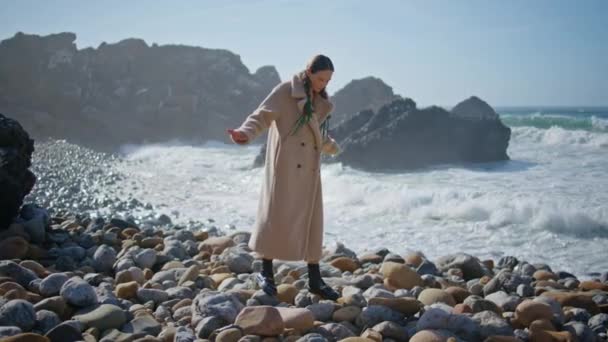 Lány Sétáló Strand Kövek Napfényben Elgondolkodó Utazó Kiegyensúlyozza Sziklás Strand — Stock videók