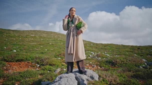 Bauernmädchen Posiert Draußen Mit Frischem Grünkohl Lässige Frau Mit Grünem — Stockvideo
