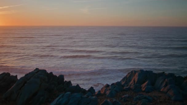 Вид Океана Закат Мирным Мысом Океанская Вода Отражающая Свет Беспилотник — стоковое видео