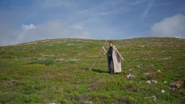 Unbekümmerter Reisender Der Die Natur Auf Einem Grasbewachsenen Hügel Erkundet — Stockvideo