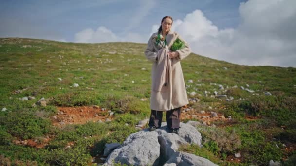 Жінка Стоїть Зеленому Схилі Пагорба Свіжими Овочами Фермерська Дівчина Тримає — стокове відео