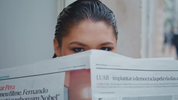 Ženská Tvář Dívající Novin Flirtující Kamerou Ulici Zblízka Hravá Krásná — Stock video