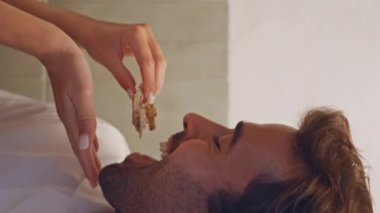 Kahkahalar atan aşıklar kafeteryada yemek yerken yakın plan çekimde eğleniyorlar. Mutlu kadın adamı bruschetta ile besliyor. Aşk çifti romantik bir buluşmada dikey olarak yemek yiyor. Restoranda şirin bir aile yıl dönümü kutlaması.