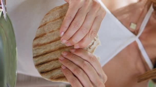 Γυναίκα Χέρια Κρατώντας Pita Τραπεζαρία Lebanese Εστιατόριο Closeup Αγνώριστη Κυρία — Αρχείο Βίντεο