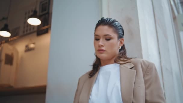 Elegáns Lány Cikket Olvas Reggeli Sajtóban Városi Utcában Luxus Üzletasszony — Stock videók