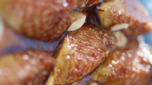 フィッグ ハムス ボウル クローズアップ 伝統的な地中海料理の前菜は果物とナッツの垂直ビデオを提供しました レストランの準備テーブルの上に立っているヴィンテージセラミックテーブルウェアの調味料 — ストック動画