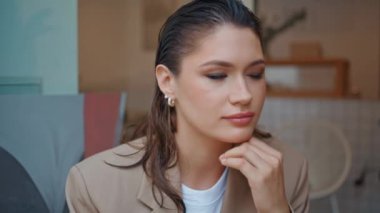 Zarif serbest çalışan, dinlenen kafe kamerasına güvenli bir şekilde yakın çekim. Şehir kafeteryasında tek başına oturan güzel bir iş kadınının portresi. Harika bir kadın restoranda iş görüşmesi bekliyor..