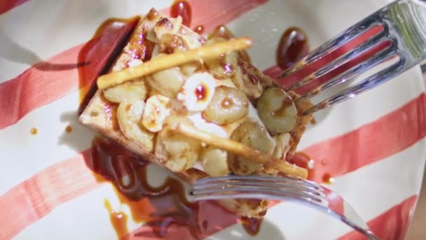 Furculițe Apropiere Luând Desert Cafenea Clienții Restaurantului Nerecunoscut Mănâncă Cafeneaua — Videoclip de stoc