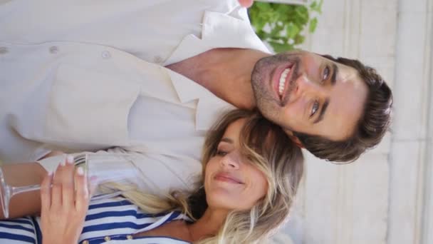 Ρομαντικό Ζευγάρι Γιορτάζει Διακοπές Στο Αίθριο Closeup Εραστές Κρατώντας Ποτήρια — Αρχείο Βίντεο