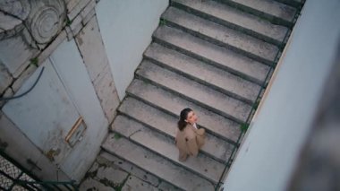 Üst kata tek başına şık bir takım elbiseyle çıkan kız bir gezgin. Haftasonu rahatlığında beton merdivenlerde yürüyen güzel bir kadın. Tarz sahibi genç bir iş kadını Eski kasaba bölgesinde geziniyor