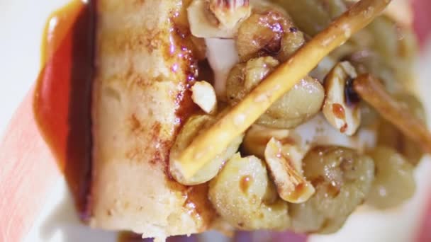 Delizioso Piatto Torta Arachidi Ristorante Estivo Primo Piano Dolce Dessert — Video Stock