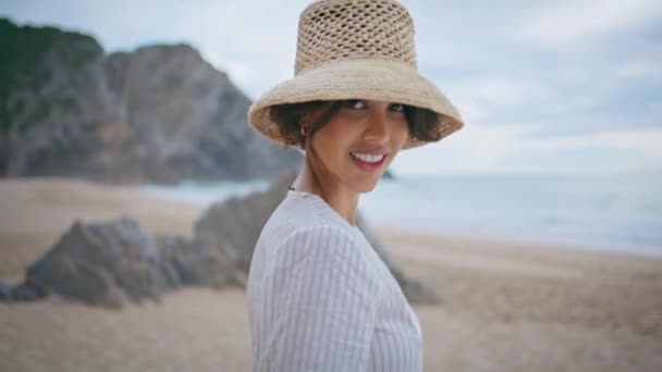 관능적 바닷가 Ocean 숙녀는 해안에 매혹적으로 카메라를 휴가를 있습니다 모자에 — 비디오