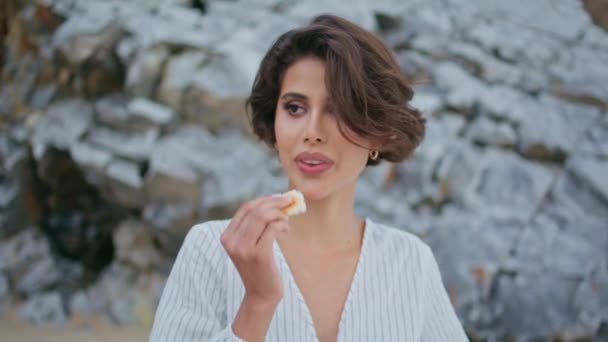 Gadis Cantik Makan Roti Tepi Pantai Tebing Dekat Wanita Cantik — Stok Video