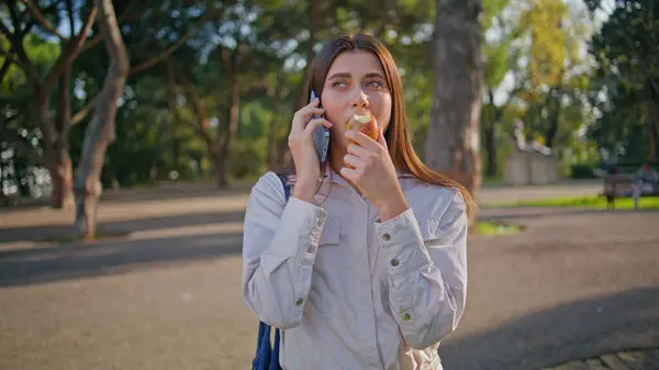 Позитивна Леді Розмовляє Телефону Смакуючи Яблуко Парку Крупним Планом Випадкова Стокова Картинка