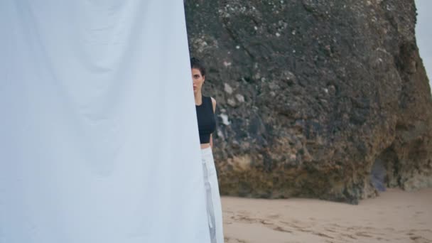 Model Gaya Menembak Pantai Tebing Laut Gadis Fashion Sensual Melihat — Stok Video