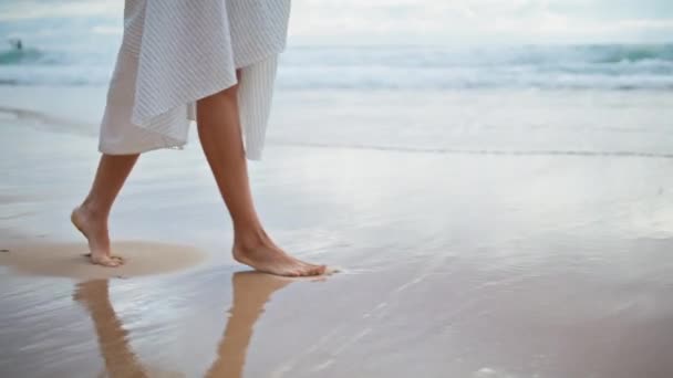 Mujer Pies Pisando Mar Playa Primer Plano Patas Delgadas Caminando — Vídeo de stock