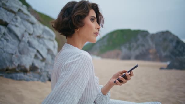 Lady Possesso Smartphone Spiaggia Nel Fine Settimana Primo Piano Elegante — Video Stock