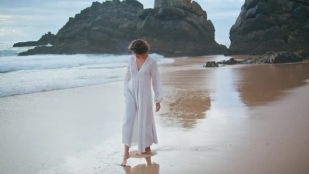 Okyanus Kayalıklarında Sahilde Eğlenen Neşeli Kadın Sahilde Yürüyüp Deniz Kıyısında — Stok video