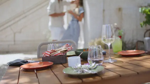カフェディナー後の夏にカップルシルエットが浮かぶ サンシャインシティで話す白ワイングラスを保持するロマンチックなペア パティオでお祝いする陽気な恋人たち ハッピー ストック写真