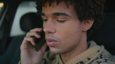 Endişeli sürücünün portresi otomobilden akıllı telefonu arıyor. Genç kıvırcık adam cep telefonuyla kötü haberleri duyuyor. Latin Amerikalı yakışıklı adam telefon konuşmasında sorun tartışıyor.