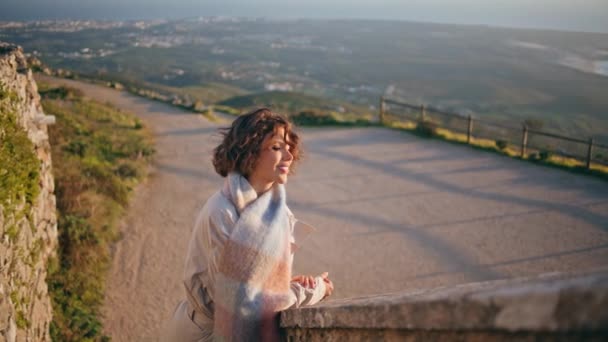 Ονειρεμένη Γυναίκα Απολαμβάνει Ακτή Ηλιοβασίλεμα Στέκεται Αρχαία Σκάλα Θέση Χαμογελαστή — Αρχείο Βίντεο