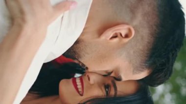 Şehirli İspanyol kadın dansçı çekici bir adamla parka doğru dikey olarak ilerliyor. Enerjik çift açık havada salsa yapıyor. Güzel profesyonel sanatçılar sokakta Latin usulü dans ediyorlar..