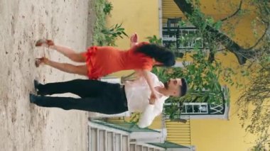 Mutlu çift dansçıları sokak dansında enerjik danslar yapıyorlar. Latin tarzı ağır çekimde dans eden iki profesyonel tutkulu sanatçı. Şehvetli kadın zarif İspanyol erkekle performans sergiliyor.