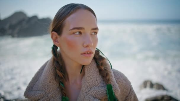 Gadis Pantai Melihat Kamera Busa Potret Laut Model Tenang Templatif — Stok Video