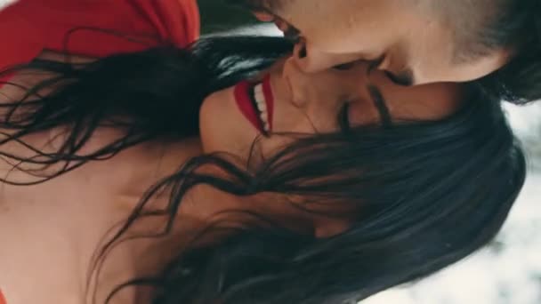 Happy Tersenyum Pemain Latino Menari Sensual Taman Kota Vertikal Menutup — Stok Video