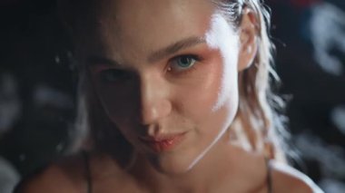 Parti cazibesi makyajlı çekici bir kız. Işıkta poz veren çekici kadın portresi. Çekici bir kadın kur yapıyor koyu arkaplanda gözler açıyor. Akşamları profesyonel manken..