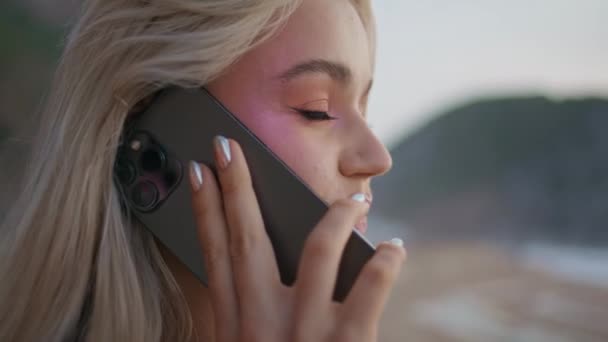 Dziewczyna Bliska Dzwoni Smartfona Zewnątrz Uśmiechnięta Blondynka Rozmawia Przez Telefon — Wideo stockowe