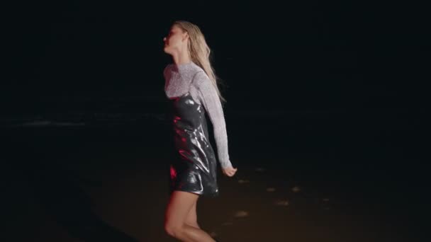 Feestmeisje Dansend Strand Het Licht Nachts Zorgeloos Gelukkig Model Genieten — Stockvideo