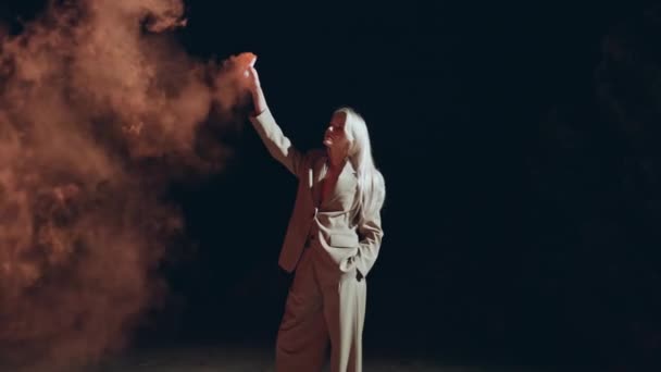 Sexig Tjej Med Rökbomb Moderiktig Kostym Natten Självsäker Kvinna Protesterar — Stockvideo