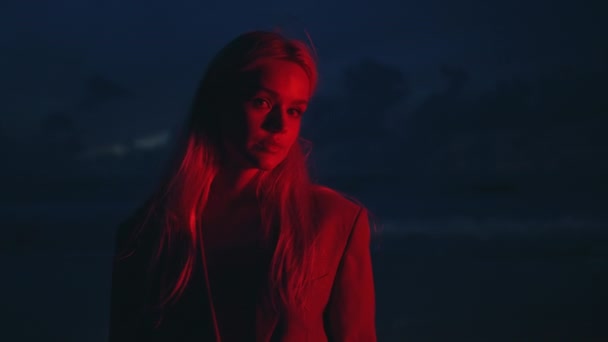 카메라 매력적인 여자가 저녁에 어두운 해안에서 포즈를 취하는 아름다운 섹시한 — 비디오