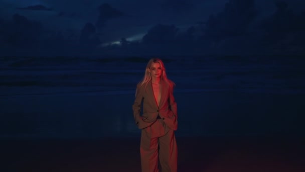 Modelo Moda Andando Noite Oceano Costa Menina Moda Sexy Olhando — Vídeo de Stock