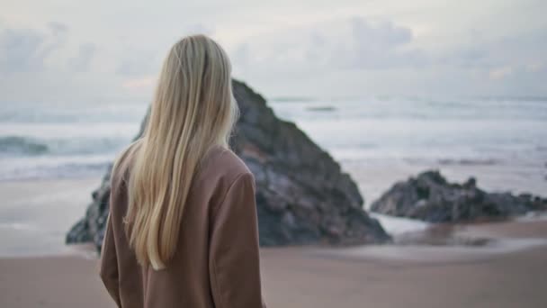Стильная Дама Шагает Пляжу Костюме Заднего Вида Спокойная Девушка Любующаяся — стоковое видео