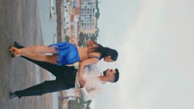 Tutkulu çift, kasvetli dikey bir şekilde Latin Amerika dansı yapıyor. Sahilde baştan çıkarıcı hareketler yapan profesyonel dansçılar. Şehvetli çiftler ağır çekimde rumba yapıyor..