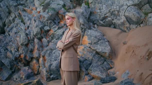 Dziewczyna Plaży Modelująca Kamienie Piaszczystym Brzegu Atrakcyjna Blondynka Modnym Garniturze — Wideo stockowe