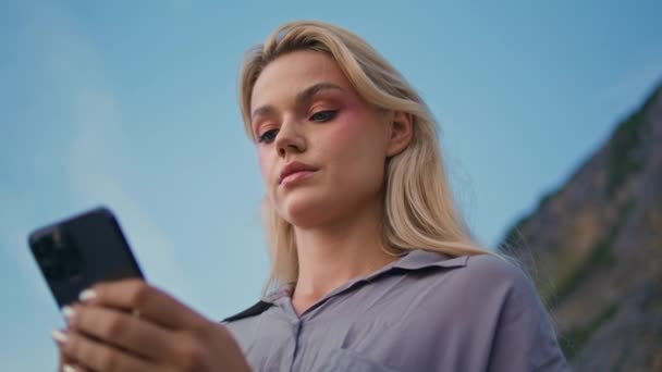 Blond Dam Sms Mobiltelefon Blå Himmel Allvarlig Kvinna Ser Smartphone — Stockvideo