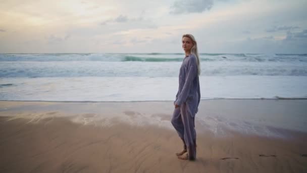 Приморська Дівчина Гуляє Вечірньому Пляжі Усміхнений Турист Дивиться Камери Відпочинку — стокове відео